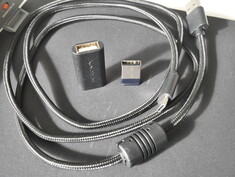 Mitgeliefertes USB-C-zu-A- und 2,4-GHz-Verlängerungskabel. (Bildquelle: Julian van der Merwe / Notebookcheck)