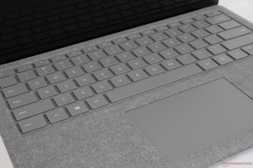 Das Alcantara Design ist dem Surface Pro 4 Type Cover sehr ähnlich.