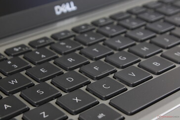 Das Klicken der Tasten ist im Vergleich zu den meisten anderen Laptops leiser. Die weiße Hintergrundbeleuchtung ist zweistufig und alle Tastensymbole sind beleuchtet.