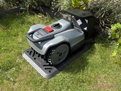 TerraMow Mini 500 in seiner Ladestation