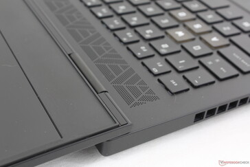 Das Display lässt sich bis zu 180 ° öffnen, aber die Verarbeitung könnte besser sein