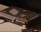 Eine selbstgebaute kompakte Spielkonsole mit Mini-PC, sichtbaren Lüftungsöffnungen, USB-Anschlüssen und orangefarbenen Power-Tasten auf einem Schreibtisch.