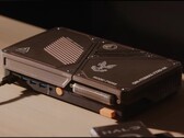 Eine selbstgebaute kompakte Spielkonsole mit Mini-PC, sichtbaren Lüftungsöffnungen, USB-Anschlüssen und orangefarbenen Power-Tasten auf einem Schreibtisch.