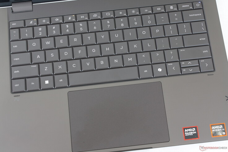 Das Tastaturdesign und die Tastenanordnung entsprechen denen des OmniBook Ultra 14, allerdings hat dieses Modell ein etwas kleineres Clickpad (12,5 × 8 cm)