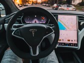Tesla-Fahrer schläft auf Autobahn ein, Autopilot ignoriert Polizei.
