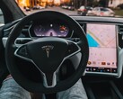 Tesla-Fahrer schläft auf Autobahn ein, Autopilot ignoriert Polizei.