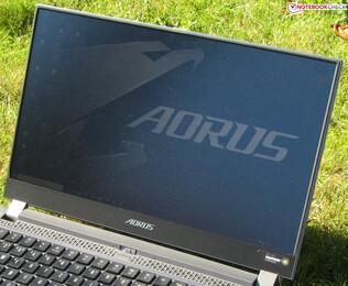 Das Aorus 15 im Freien (fotografiert bei strahlendem Sonnenschein)