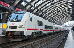 Der Steuerwagen im Fokus, auch wenn er nicht steuern kann. (Bildquelle: Oliver Lang / Deutsche Bahn)