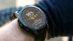 Die Garmin Fenix 7X Solar erreicht dank Solarzellen eine Akkulaufzeit von über einem Jahr im Energiesparmodus. (Bild: Garmin)