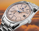 Die neue Grand Seiko SBGA525 ist ohne sichtbare Lünette konstruiert, sodass Licht aus verschiedenen Winkeln auf das Zifferblatt fallen kann.