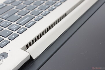 Unter dem Scharniergelenk versteckte Lüftungsgitter