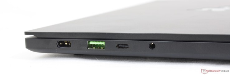 Links: Strom, USB-A 3.2 Gen 2, USB-C 3.2 Gen 2 mit DisplayPort 1.4 und Power Delivery, 3,5 mm Headset-Klinke