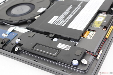 Nach unten gerichtete 2x 2 W Harman Kardon Stereo-Lautsprecher nahe den vorderen Ecken