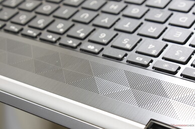 Die diamantförmigen Lautsprecherperforation verleiht dem Laptop eine edleres Äußeres