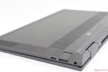 Im Gegensatz zu konkurrierenden Lenovo-ThinkPad- und Yoga-Modellen kann der Stylus hier nicht im Gehäuse untergebracht werden