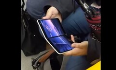 Das Microsoft Surface Duo, hier bereits in freier Wildbahn entdeckt, soll schon im Sommer ausgeliefert werden.