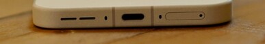 Unten: Lautsprecher, Mikrofon, USB-C-Port, Mikrofon, SIM-Slot