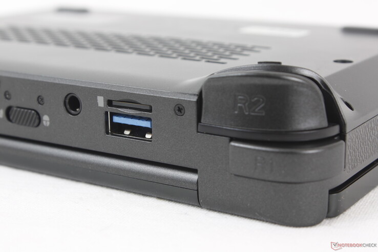 Vollständig eingelegte MicroSD-Karte liegt bündig an der Kante an