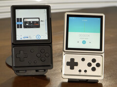 Der Anbernic RG Rotate in den Ausführungen Aurora Silver und Polar Black, von links nach rechts.