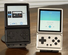 Der Anbernic RG Rotate in den Ausführungen Aurora Silver und Polar Black, von links nach rechts.