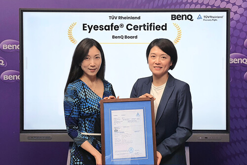 Geschäftsführerin TÜV Rheinland Taiwan, Jennifer Wang (rechts), überreicht das Eyesafe-Zertifikat an Claire Huang, Direktorin des BenQ Cloud Innovation Centers und Display Solutions (links).