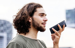 Bixby erlaubt es bereits jetzt, viele Smartphone-Features zu steuern, künftig sollen sich Geräte sogar per Sprache entsperren lassen. (Bild: Samsung)