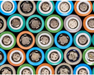 Preise für E-Autos könnten durch neue Methoden des Batterierecyclings sinken (Bild: Redwood Materials)