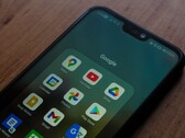 Smartphone auf einem Holztisch mit geöffnetem Google-App-Ordner