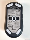 HyperX Pulsefire Fuse Drahtlos: Unterseite mit PAW3311-Sensor, Wireless/Off-Schalter (links), DPI-Taste (rechts)