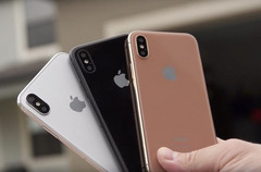 Das Jubiläums-iPhone in den drei wahrscheinlichsten Farbvarianten entsperrt mit rasend schneller Gesichtserkennung.