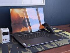 Das Yoga Pro 9 16IPH11 hat ein schickes Design, die niedrig aufgelösten Bilder von Lenovo werden dem Gerät aber nicht gerecht