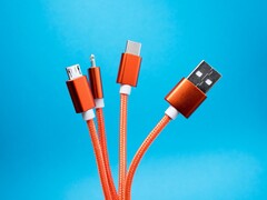 Schluss mit Dongles! Schon ab Sommer könnten alle Mobilgeräte auf USB-C setzen. (Bild: Lucian Alexe, Unsplash)