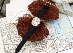 Noah × Timex Boatswain Uhr mit goldenen Akzenten und römischem Zifferblatt