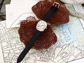 Noah × Timex Boatswain Uhr mit goldenen Akzenten und römischem Zifferblatt