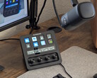 Stream Deck+, verbunden mit einem Wave DX und einem PC Monitor im Hintergrund