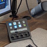 Stream Deck+, verbunden mit einem Wave DX und einem PC Monitor im Hintergrund