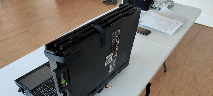 Die Befestigung der Bildschirme sieht beim Prototypen noch nicht besonders solide aus (Bild: Expanscape)