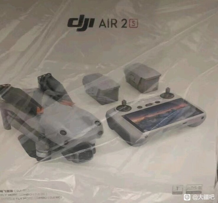 Ein geleaktes Bild zeigt die DJI Air 2S mit DJI RC Controller in einem Paket. (via @DealsDrone)