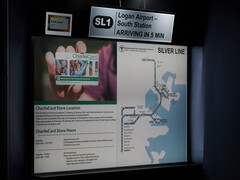 Zwei 42-Zoll-Panels für einen Bahnhof oder eine Bushaltestelle. (Foto: Andreas Sebayang/Notebookcheck.com)