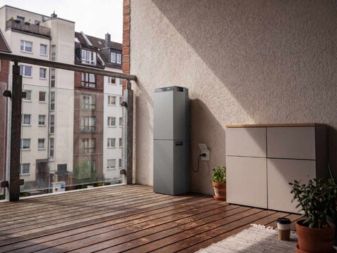 EcoFlow STREAM 5000 Balkonkraftwerk mit Speicher an einer Hauswand.