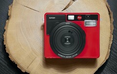 Leicas Sofortbildkamera ist jetzt auch in Rot erhältlich. (Bild: Leica)