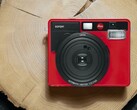 Leicas Sofortbildkamera ist jetzt auch in Rot erhältlich. (Bild: Leica)