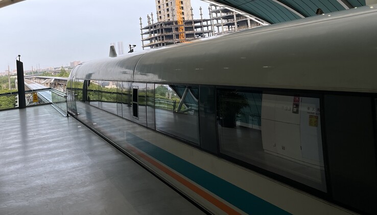 Longyang Road: Im Hintergrund sind die Weichen zu erkennen. (Foto: Andreas Sebayang/Privat)