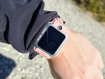 Die imoo Watch Phone Z7 ist im Sonnenlicht schlecht ablesbar