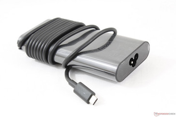 Der relativ kleine Adapter (~14,3 x 6,5 x 2,3 cm) kann auch andere kompatible USB-Typ-C-Geräte aufladen