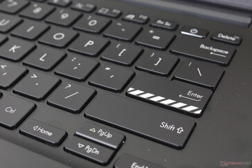 Die Pfeiltasten sind halb so groß, schwammig und unbequem im Gebrauch