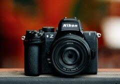 Die Nikon Z50 II packt einen APS-C-Sensor und ein Z-Bajonett in eine kompakte Systemkamera. (Bildquelle: Nikon)