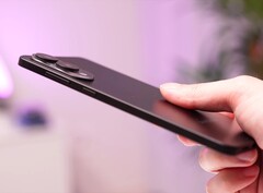 Das Samsung Galaxy S25 Edge zeigt sich im Dummy-Hands-on von seiner schlanken Seite. (Bildquelle: TheSenza)