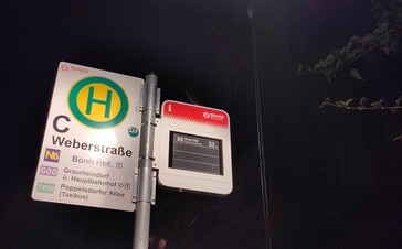 E-Paper-Display im Dark Mode in der Nacht mit. Die Straßenbeleuchtung reicht aus. (Foto: Eine Leserin)