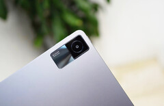 Das Redmi Pad setzt auf ein schlankes Metallgehäuse und auf eine einzelne rückseitige 8 Megapixel Kamera. (Bild: Eufracio López 502, YouTube)